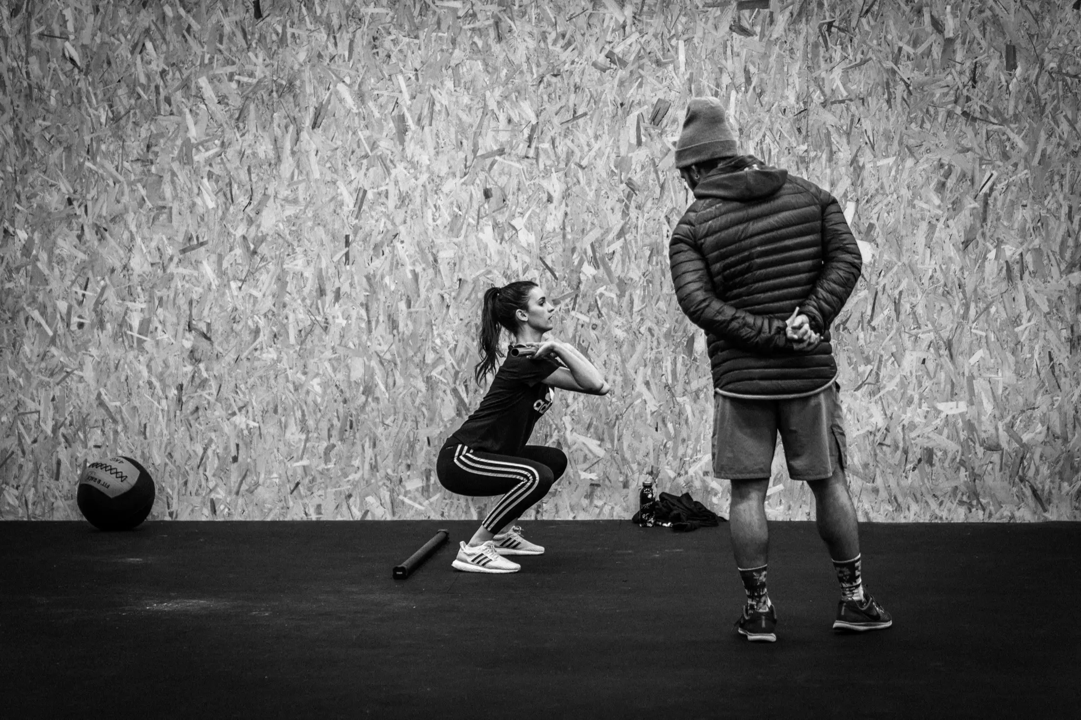 Coach corrigeant un wall ball pendant un WOD