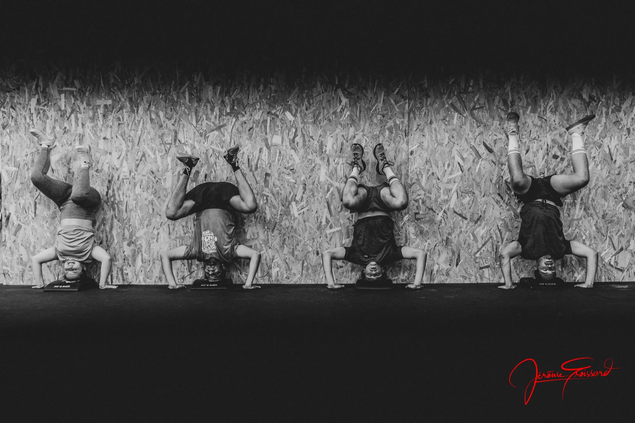 Un membre de Ponts-Jumeaux CrossFit sourit en plein effort, kettlebell en main
